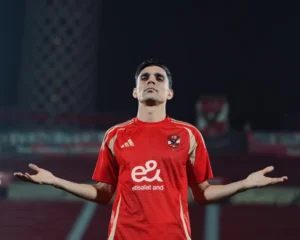 أشرف بن شرقي بقميص الأهلي 